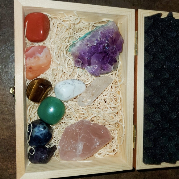 GIFT IDEA Crystals & Healing Stones in Wooden Box - Picture 7 of 7